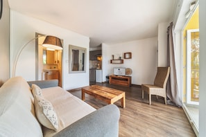 Suíte júnior | Cofres nos quartos, quartos à prova de som, berços grátis