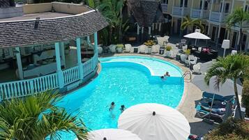 Piscine extérieure, parasols de plage, chaises longues