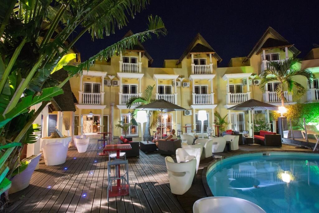 Piscine extérieure, parasols de plage, chaises longues