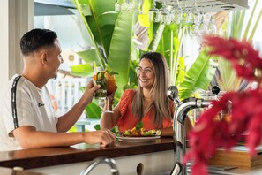 Bar junto a la piscina