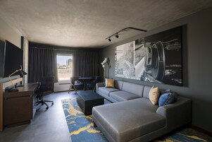 Suíte com design assinado | Área de estar | TV LED 65 polegadas com canais a cabo