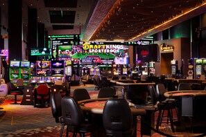 2 bars/lounges
