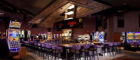 2 Bars/Lounges
