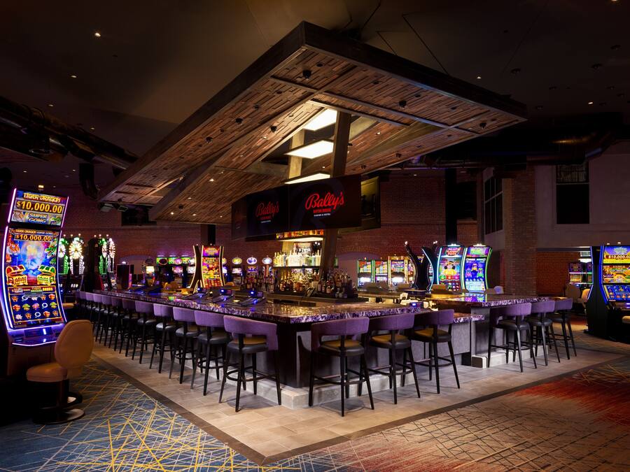 2 bars/lounges