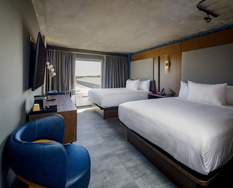 Premium bedding, pillow-top beds, in-room safe, desk. Bally's Baton Rouge Hotel