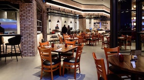 2 restaurantes; se sirven desayunos, comidas y cenas