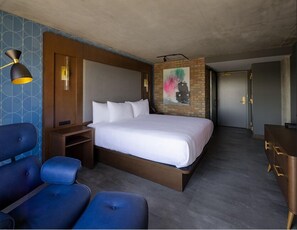 高档床上用品、加厚床垫、客房内保险箱、办公桌