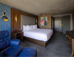 高档床上用品、加厚床垫、客房内保险箱、办公桌