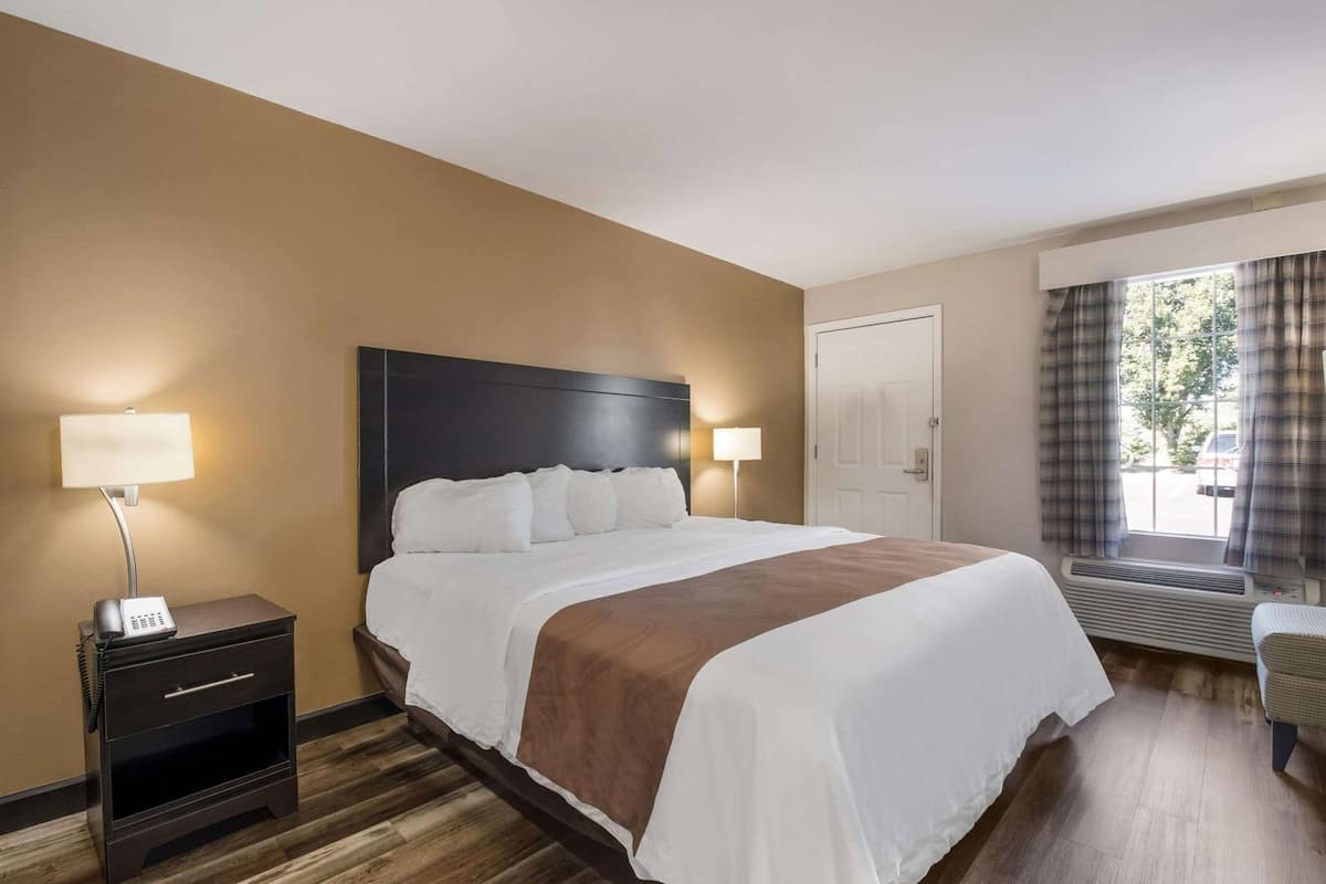 Pillowtop beds, desk, iron/ironing board, free cribs/infant beds