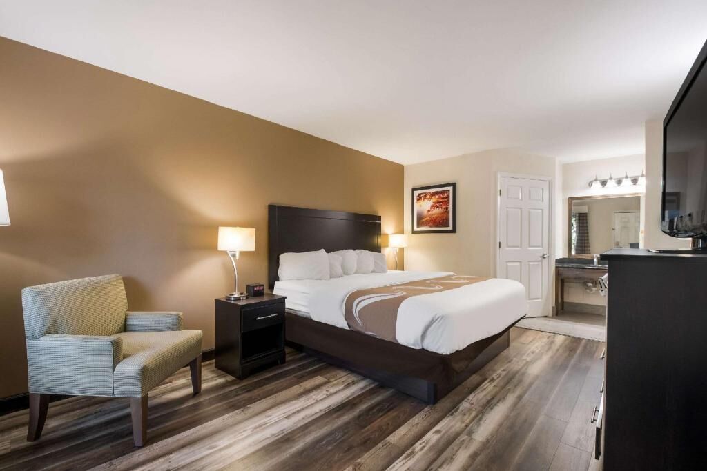 Pillowtop beds, desk, iron/ironing board, free cribs/infant beds