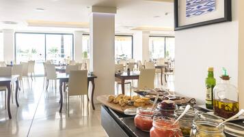 Petit déjeuner buffet (18 EUR par personne)
