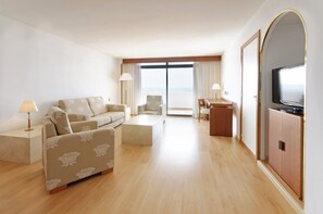 小型套房, 海景 | 迷你吧、客房内保险箱、办公桌、遮光窗帘