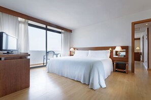 Suíte júnior, vista para o mar | Frigobar, cofres nos quartos, escrivaninha, cortinas blackout