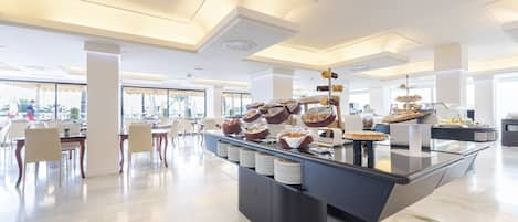 Un bufé de desayuno moderno con una gran variedad de alimentos y un diseño amplio y ordenado.