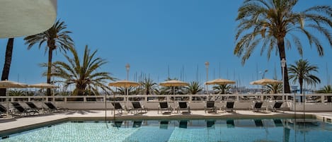 Een buitenzwembad, parasols voor strand/zwembad, badmeesters op locatie