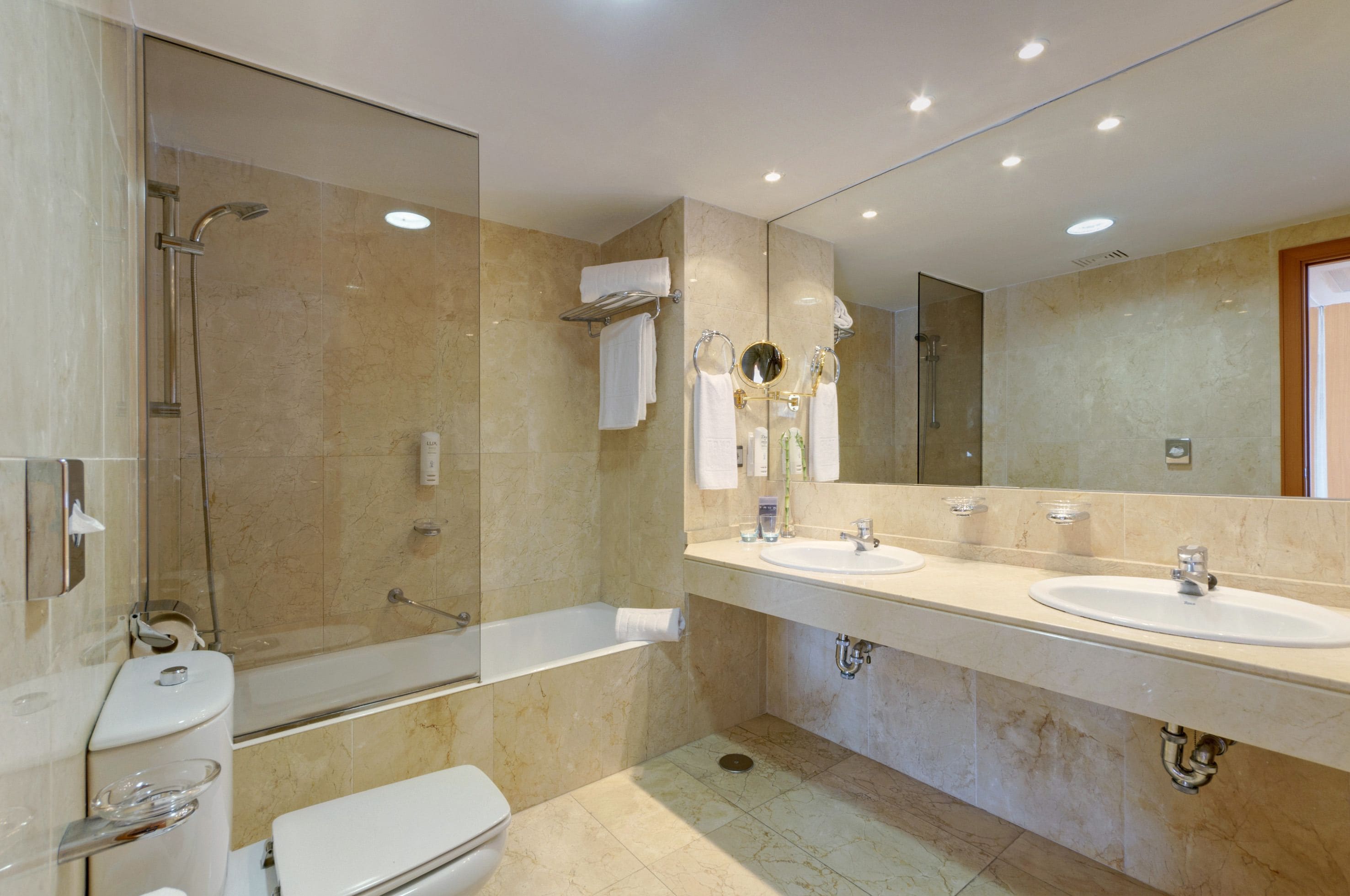 junior suite, sea view | bathroom | bathtub, eco-friendly toiletries, hair dryer, bidet