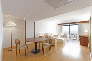 小型套房, 海景 | 迷你吧、客房内保险箱、办公桌、遮光窗帘