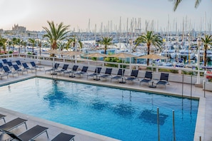 Piscine extérieure, parasols de plage, maîtres-nageurs sur place