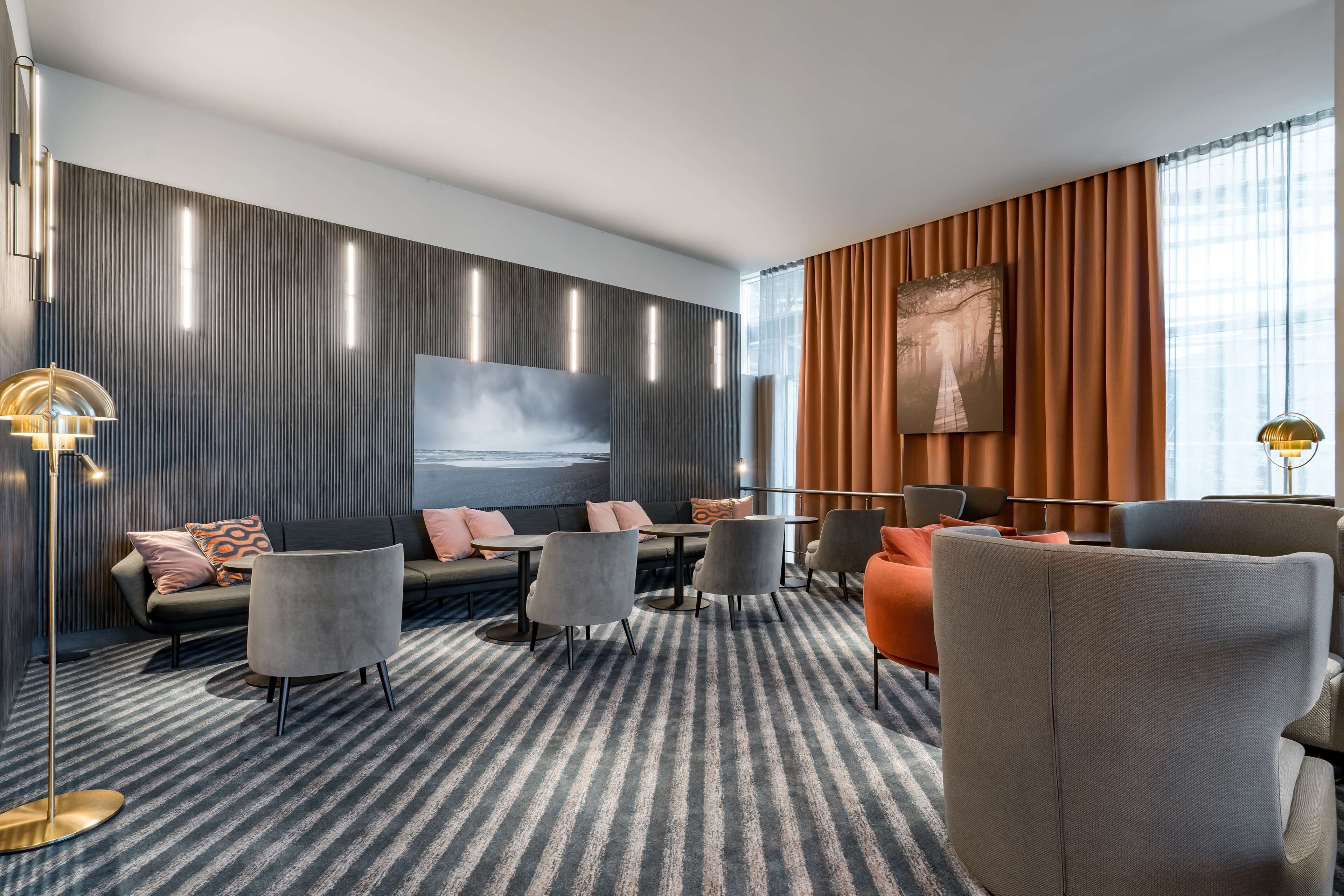 2 bars/lounges, cocktail bar