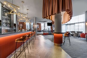 2 bars/lounges, cocktail bar