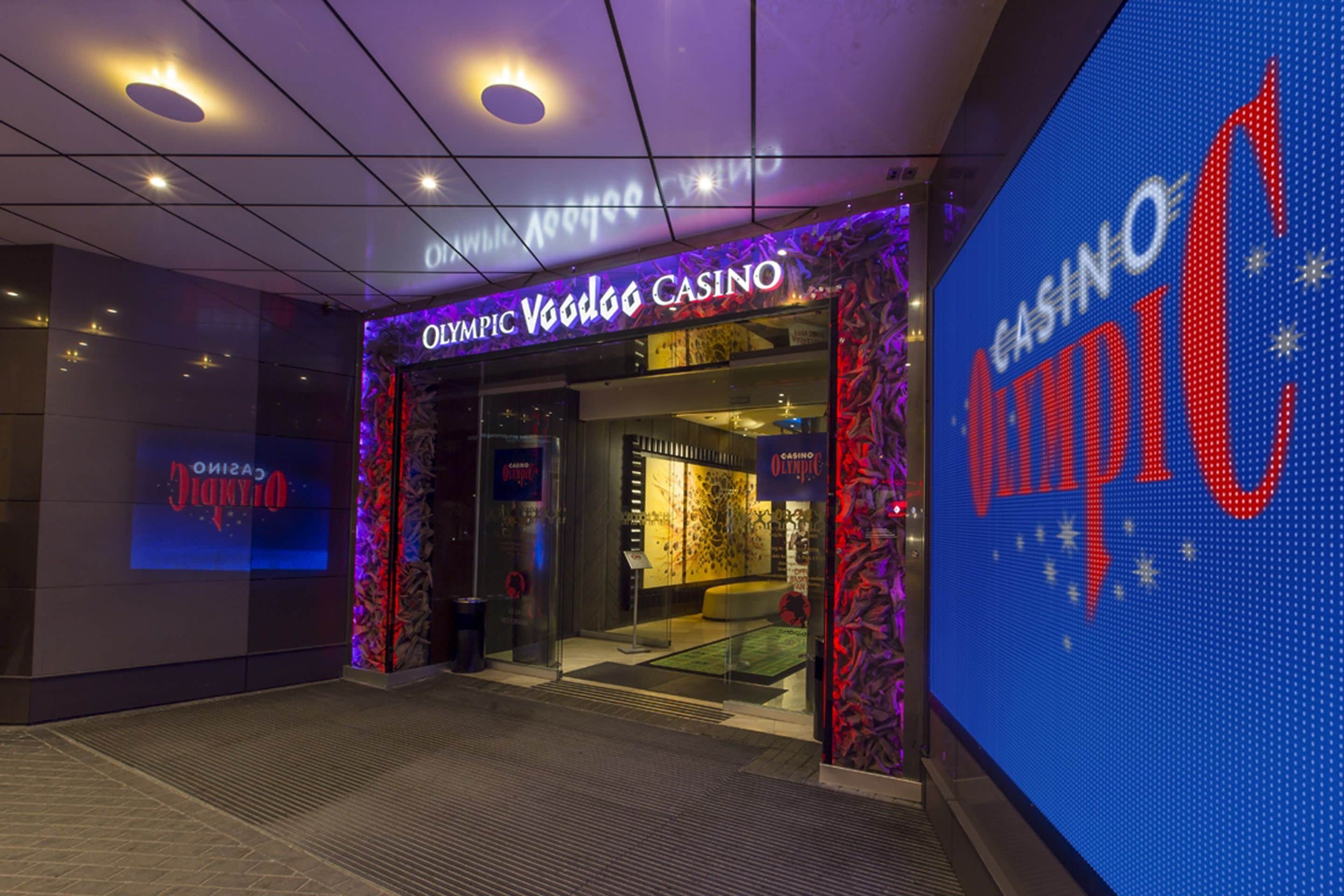 La façade extérieure du casino Olympic Voodoo, avec ses enseignes illuminées et son design moderne.