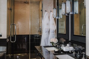 Amenidades de baño de diseñador, secadora de cabello, batas, pantuflas 