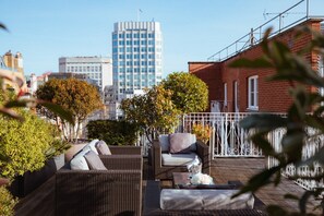 Suite Signature, 1 très grand lit, terrasse | Draps en coton égyptien, literie de qualité supérieure, minibar