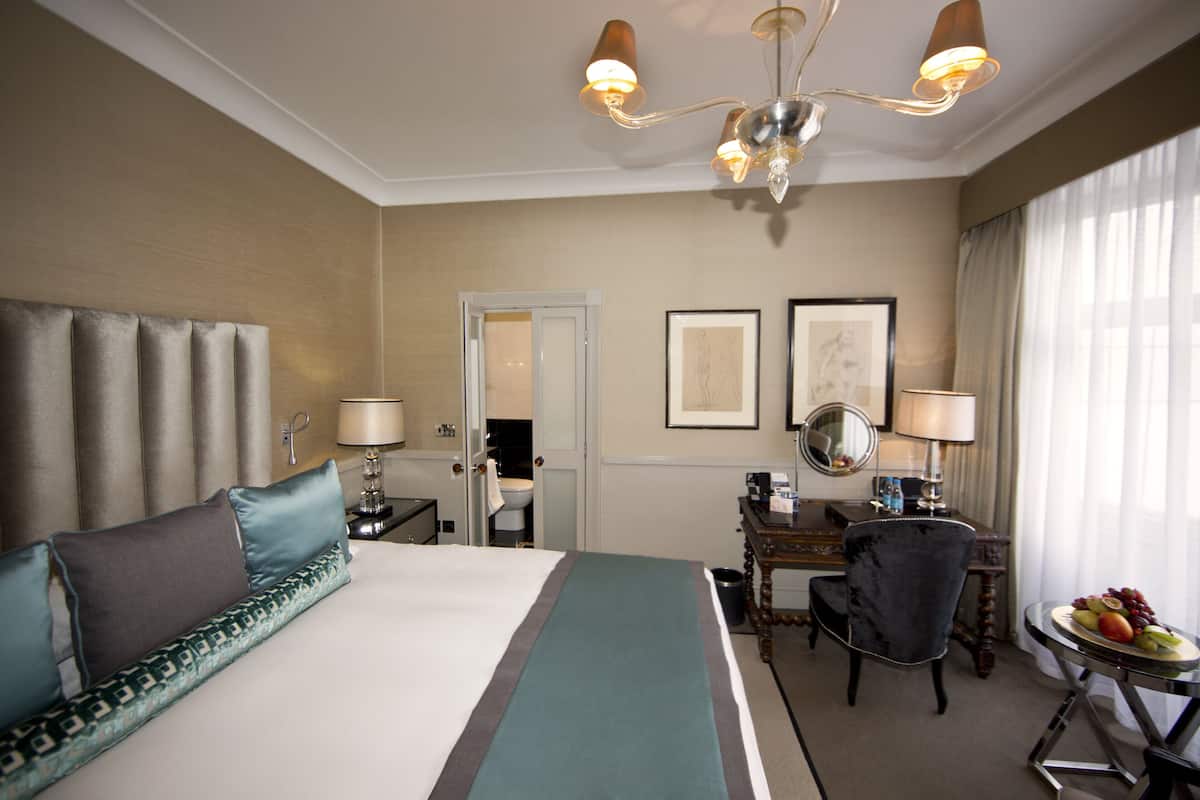 Egyptian cotton sheets, premium bedding, minibar, in-room safe