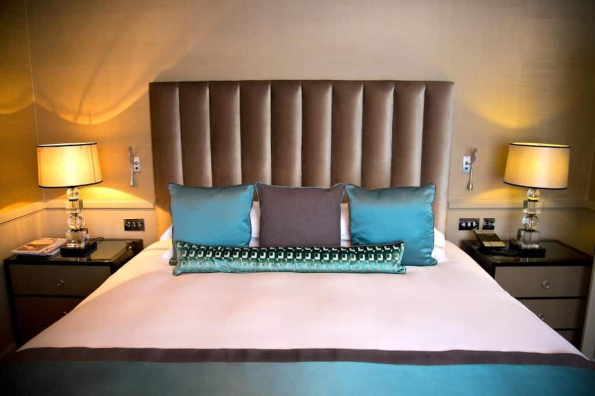 Egyptian cotton sheets, premium bedding, minibar, in-room safe