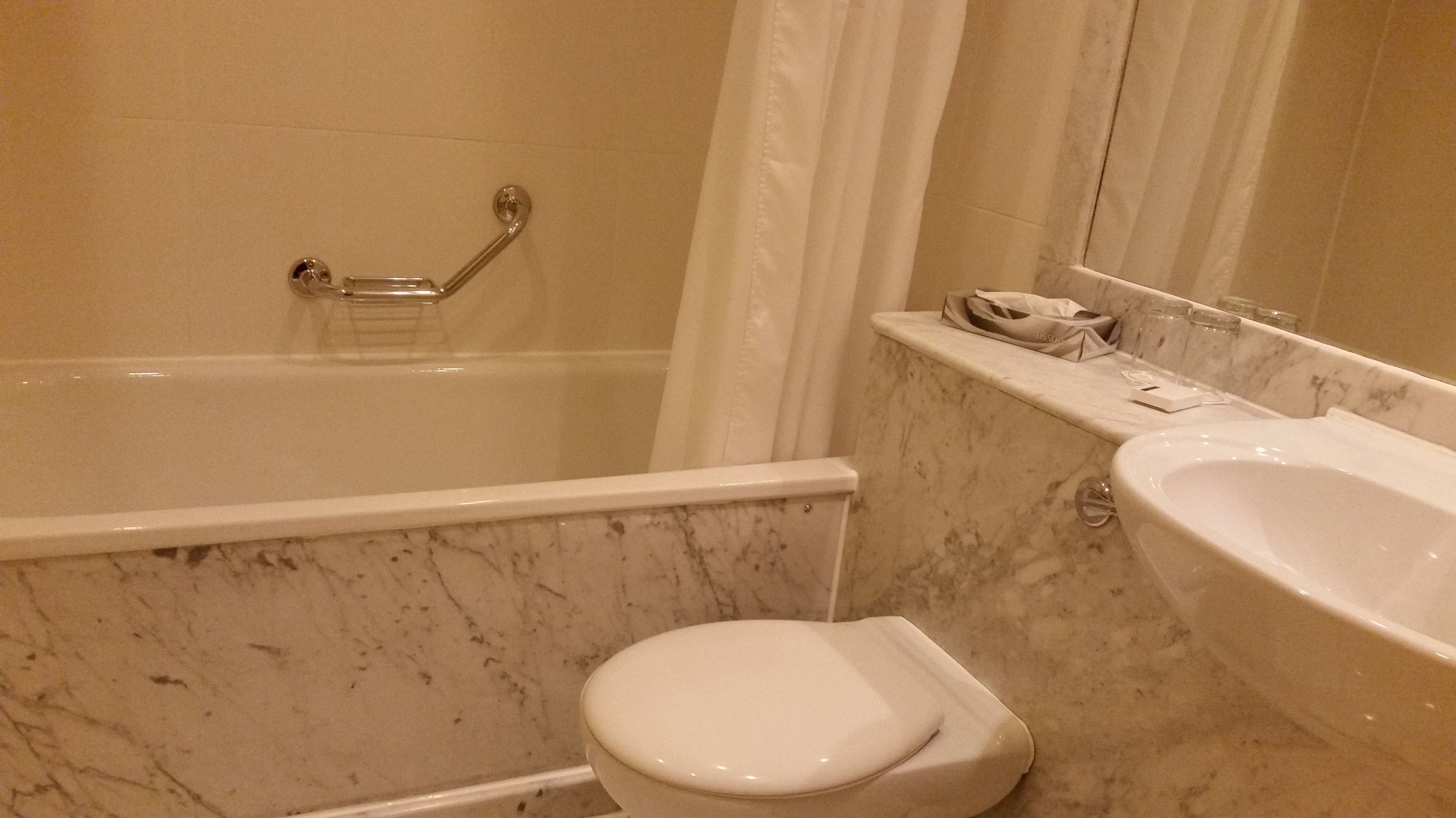 Une salle de bain avec une baignoire, des toilettes et un lavabo.