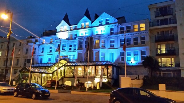 Façade de l’hébergement  – soirée/nuit