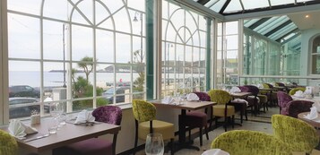 Aperto a cena, con vista sulla spiaggia 