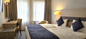 Habitación clásica con 2 camas individuales | Escritorio, cortinas blackout y tabla de planchar con plancha 