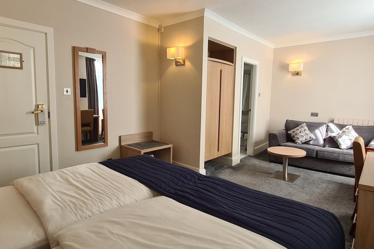 Classic Double or Twin Room | Desk, blackout drapes, iron/ironing board, free WiFi