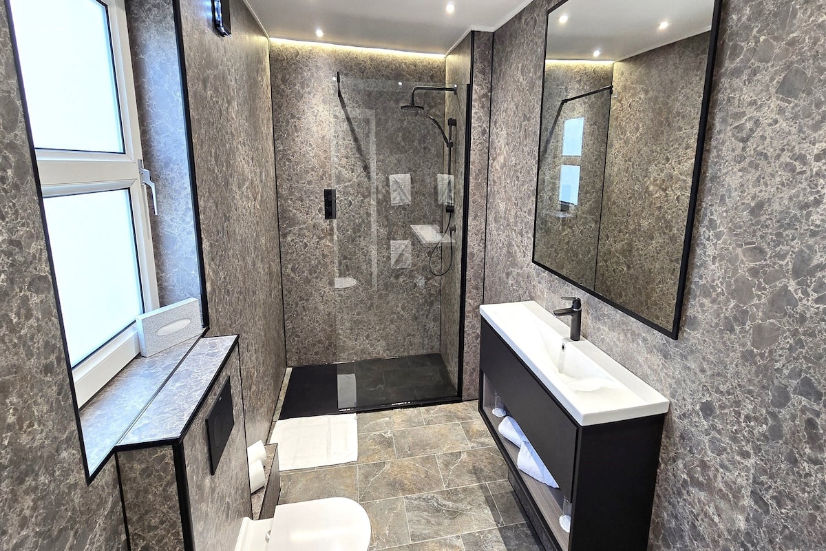 panoramic penthouse, sea view | bathroom | free toiletries, hair dryer, towels