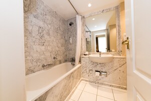 Artículos de tocador gratuitos, secador de pelo, toallas