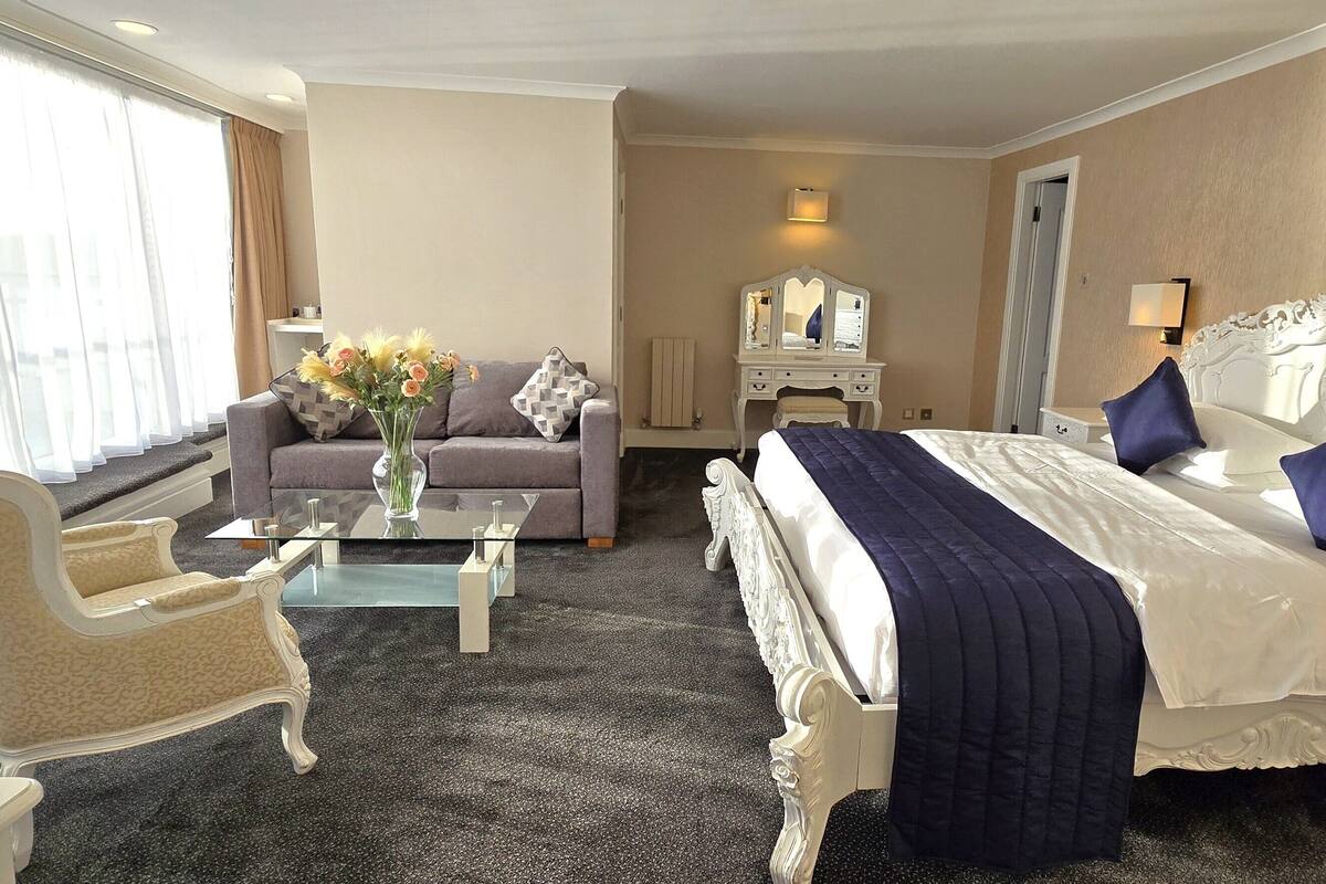 Panoramic Penthouse, Sea View | Desk, blackout drapes, iron/ironing board (on request), WiFi (free)