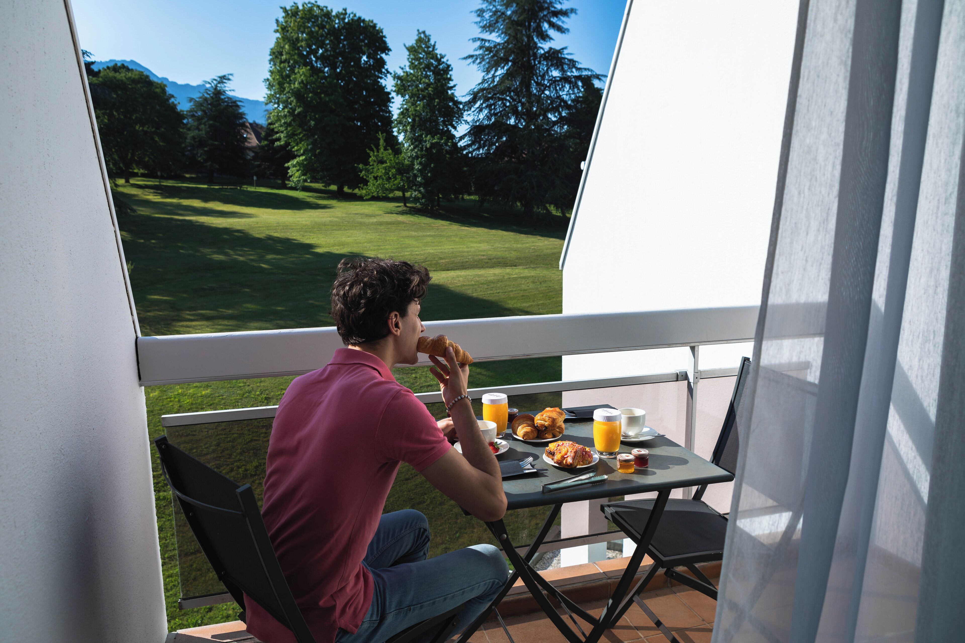 Free minibar, in-room safe, desk, soundproofing