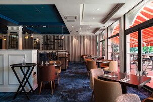 每日供应自助式早餐（每人 EUR 19）