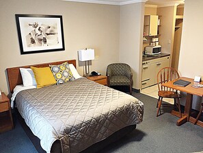 Standard Room, 1 Queen Bed | Pillow-top beds, desk, blackout curtains, soundproofing