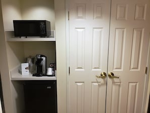 A kitchenette with a microwave, coffee maker, and refrigerator. - Holiday Inn Express Portland West/Hillsboro by IHG (Hillsboro)