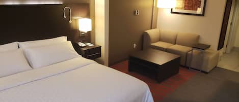 Safe på rommet, skrivebord og skrivebord for bærbar PC