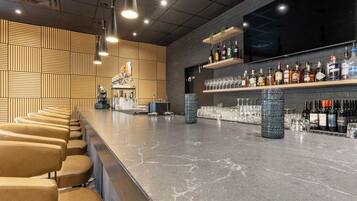 Breakfast, lunch, dinner served; American cuisine