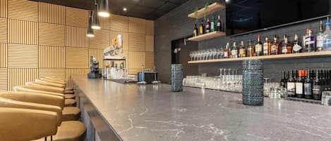 Breakfast, lunch, dinner served; American cuisine