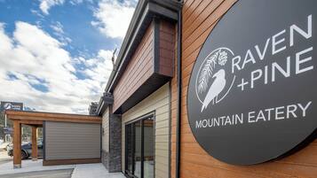 Breakfast, lunch, dinner served; American cuisine