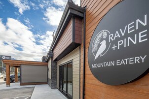 Se sirven desayunos, almuerzos y cenas; cocina americana