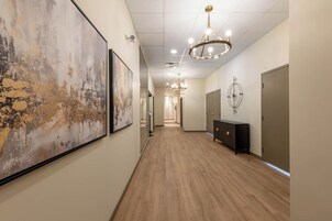 Se sirven desayunos, almuerzos y cenas; cocina americana