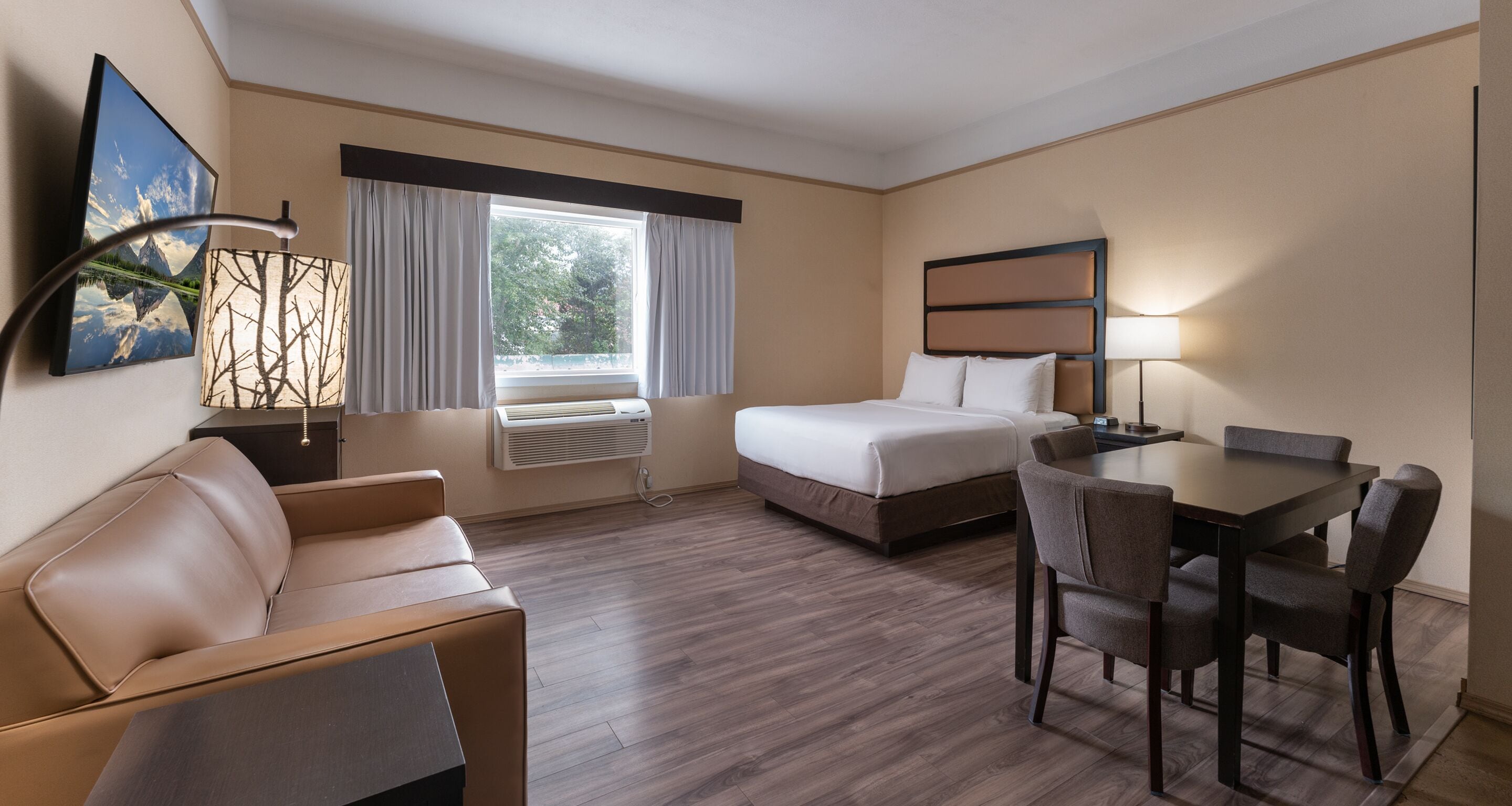 studio, 1 queen bed, kitchenette | in-room safe, desk, soundproofing, iron/ironing board