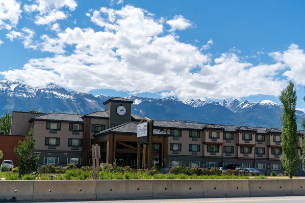 Perched in the mountains, this hotel offers breathtaking views of the surrounding landscape.