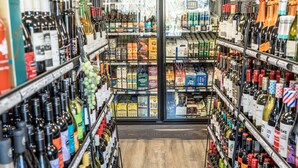 Una licorería con estantes llenos de diferentes botellas y cajas de licores.